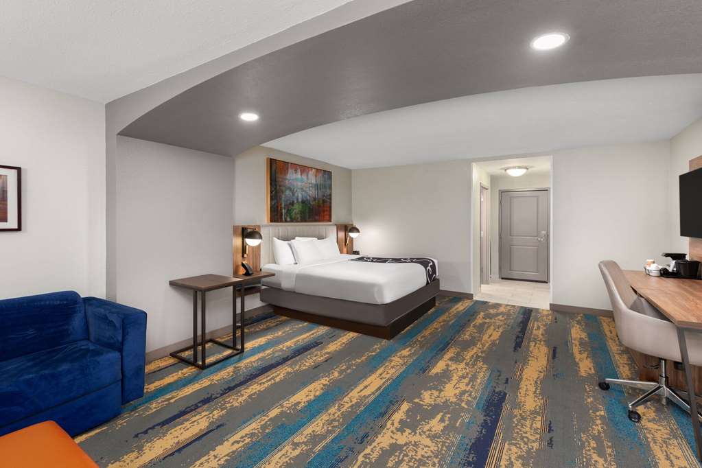 La Quinta Inn & Suites by Wyndham Knoxville Papermill - photo 14