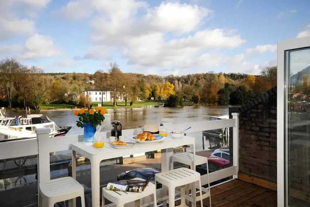 The Oars Riverfront Property From 300 Per Night in Henley-On-Thames, United Kingdom