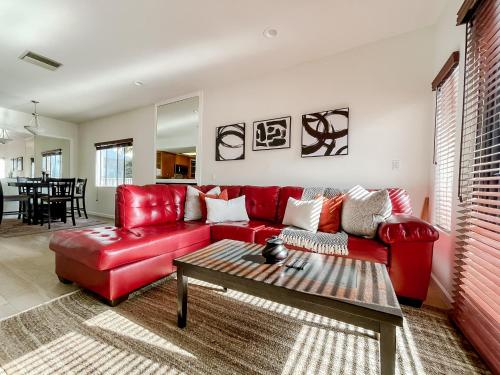 WEHO Beverly Hills Luxury 2BD 2.5BA Balconies — 4-Star Luxury Hotel in Los Angeles, United States