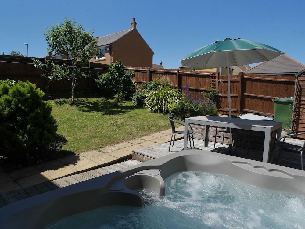 Cliffwalk Cottage — 4-Star Luxury Hotel in Portland, United Kingdom