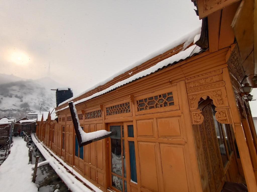 Houseboat Suzan — 4-Star Luxury Hotel in Srinagar, India
