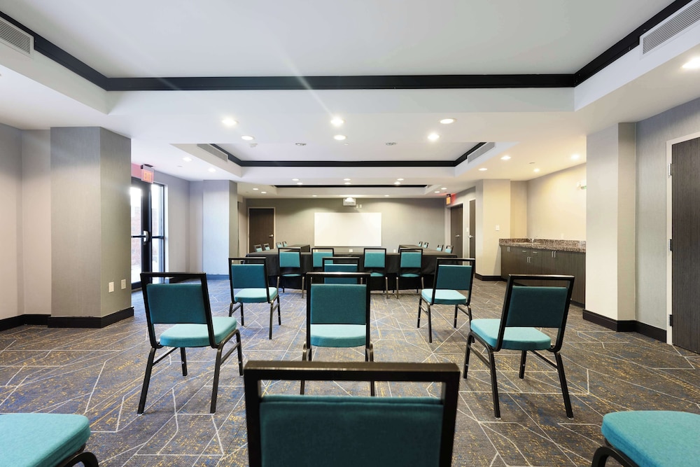 Hampton Inn & Suites Tulsa Central - photo 39