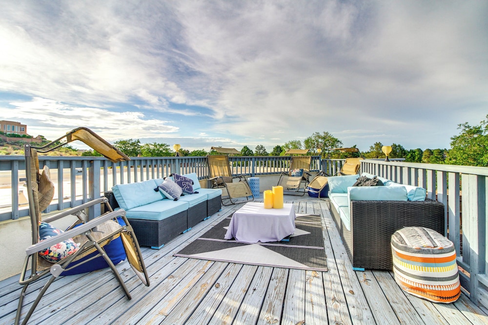 Deck Putting Green & Views: Albuquerque Oasis