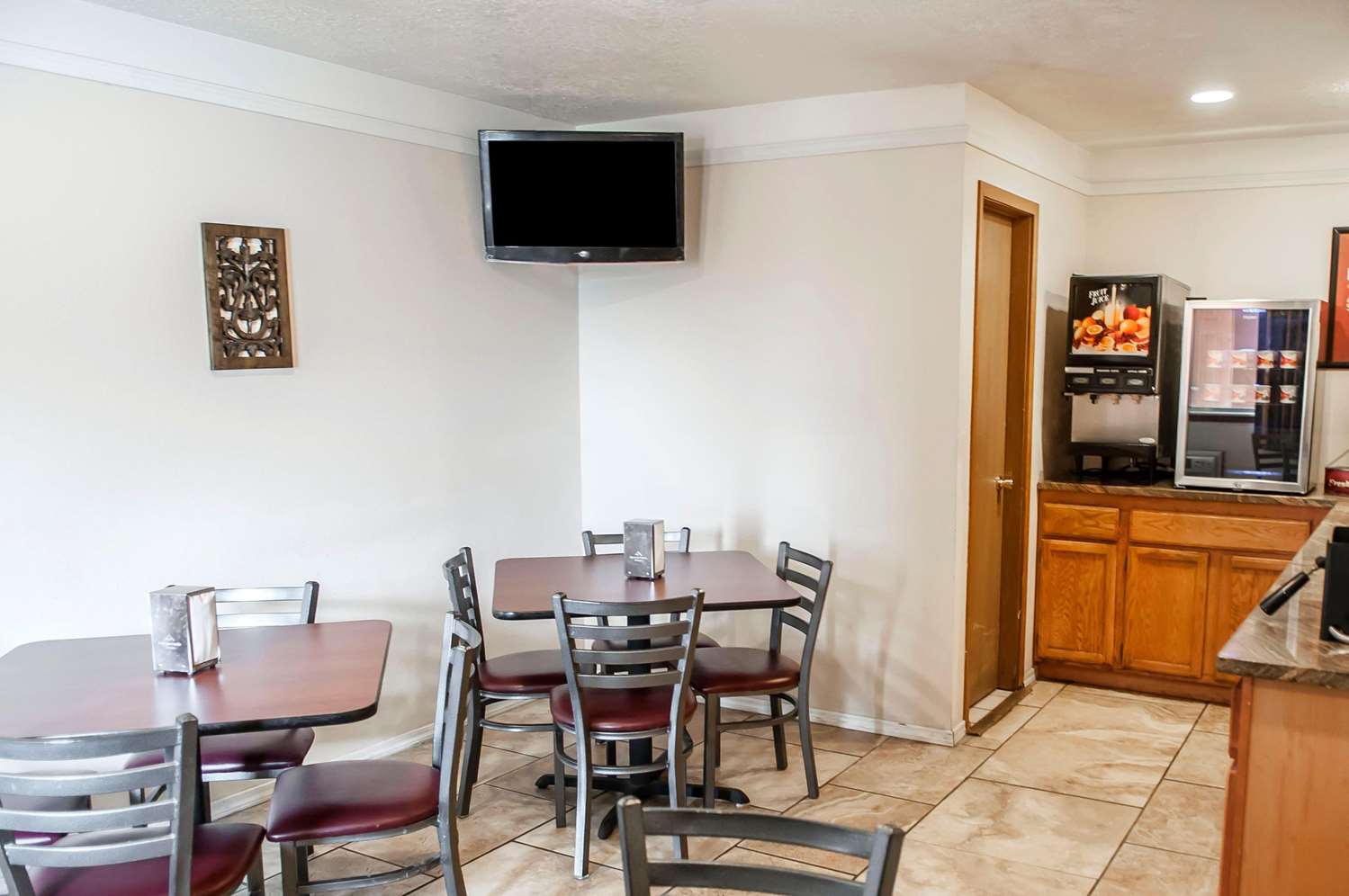 Econo Lodge Midtown - photo 19