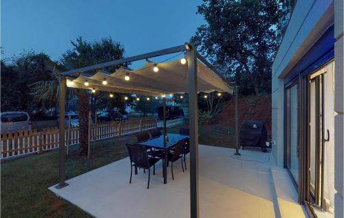 2 Bedroom Lovely Apartment In Drenje — 4-Star Luxury Hotel in Drenje, Croatia