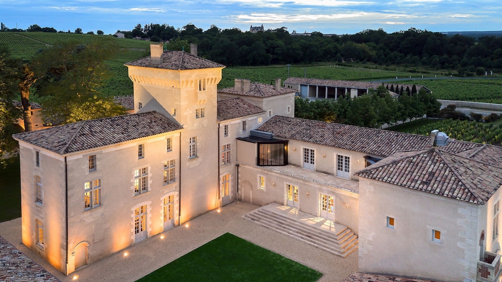 Château Lafaurie Peyraguey Hôtel & Restaurant LALIQUE — 5-Star Luxury Hotel in Langon, France