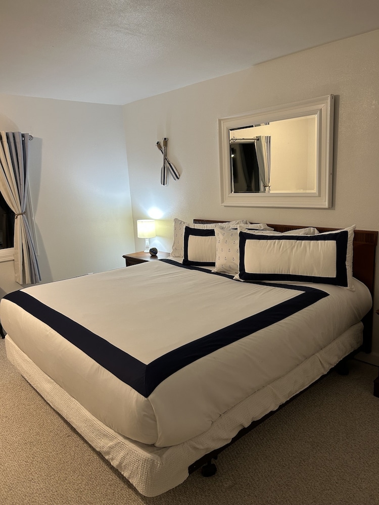 Newport Bay Motel - photo 13