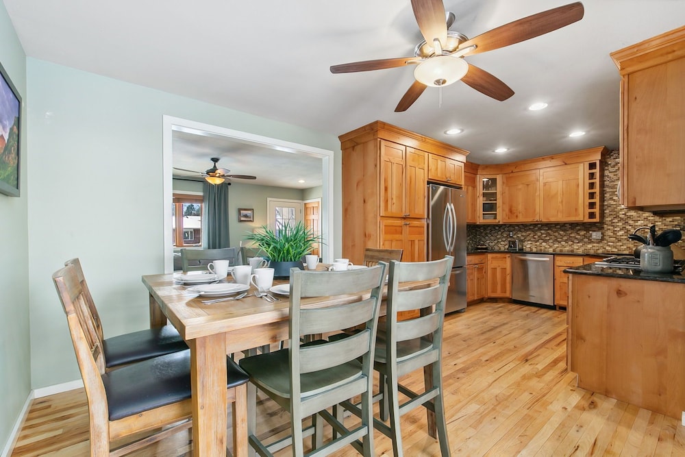 The Rustic Retreat Pet Friendly w Fenced Yard — 4-Star Luxury Hotel in Fort Collins, United States