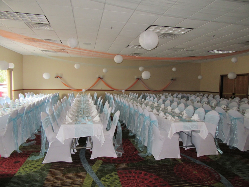 Express Suites Riverport Inn & Suites - photo 54