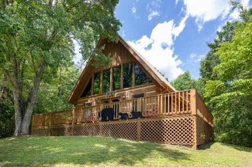 Yoli Bear Hideaway - carbon neutral hotel in Sevierville