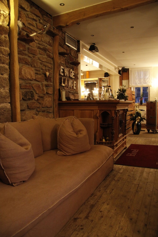 Zur Ewigen Lampe Romantisches Landhotel & Restaurant - carbon neutral hotel in Nideggen