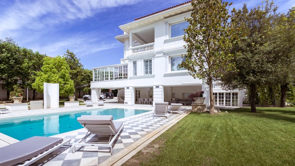 Villa La Perla Bianca 10 — 4-Star Luxury Hotel in Empoli, Italy