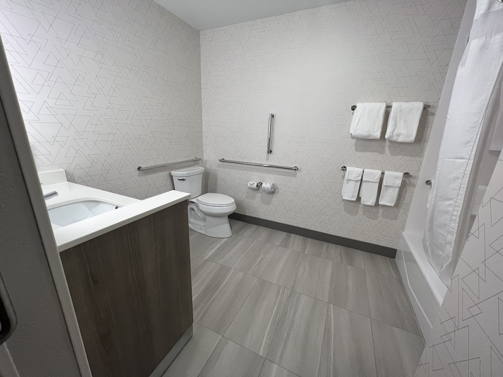 Holiday Inn Express and Suites Tomah by IHG - photo 11