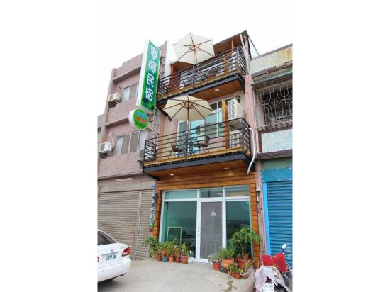 Ling - carbon neutral hotel in Unknown City