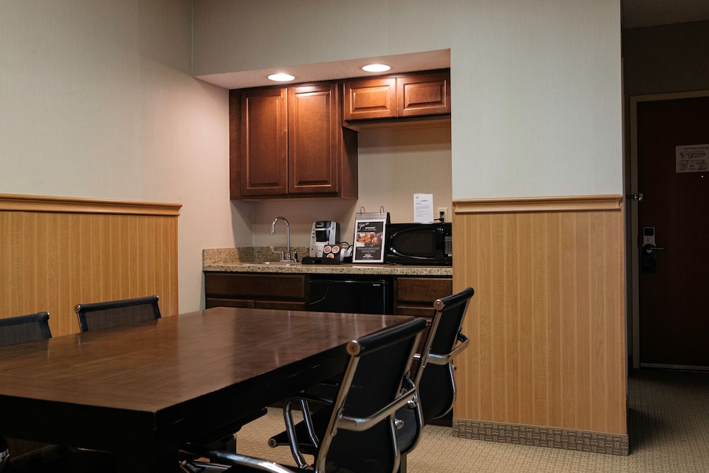 Holiday Inn Express Hotel & Suites Olathe North by IHG - photo 21