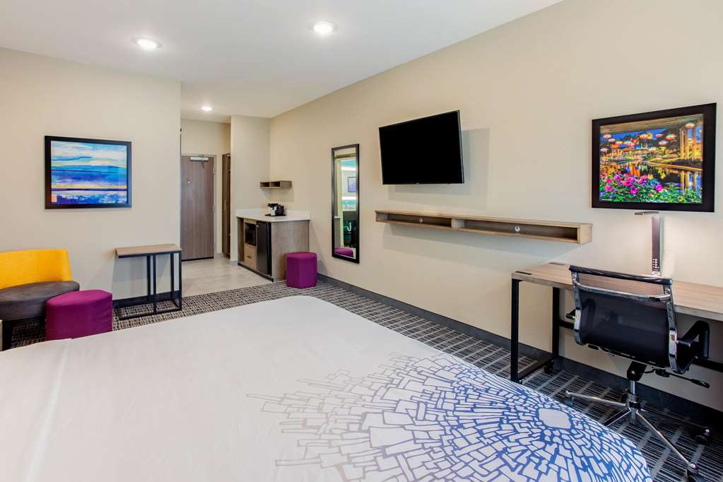 La Quinta Inn & Suites by Wyndham San Antonio Alamo City - photo 20