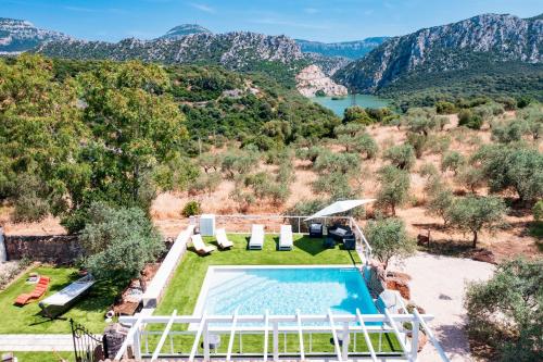 Casa sul lago private heated pool — 4-Star Luxury Hotel in Dorgali, Italy