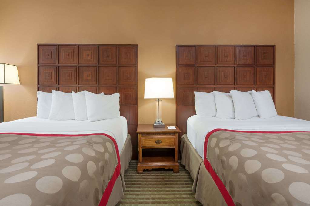 Ramada by Wyndham Columbus North - photo 12