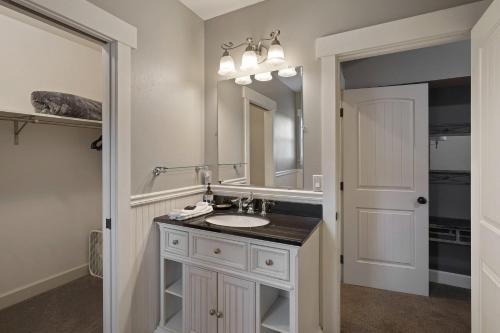 Five Peaks ac hot Tub 5br 3.5ba - photo 3