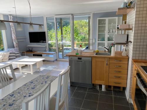 House with green garden Göteborg 6 beds — 4-Star Luxury Hotel in Lindome, Sweden