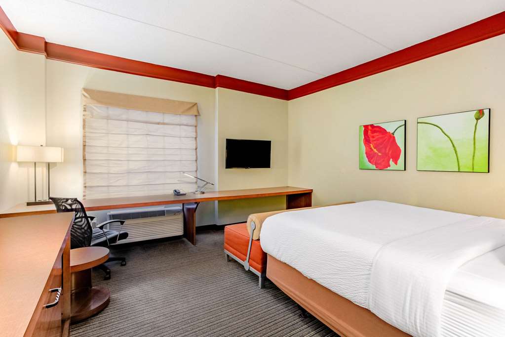 La Quinta Inn & Suites by Wyndham Raleigh Durham Southpoint - photo 23