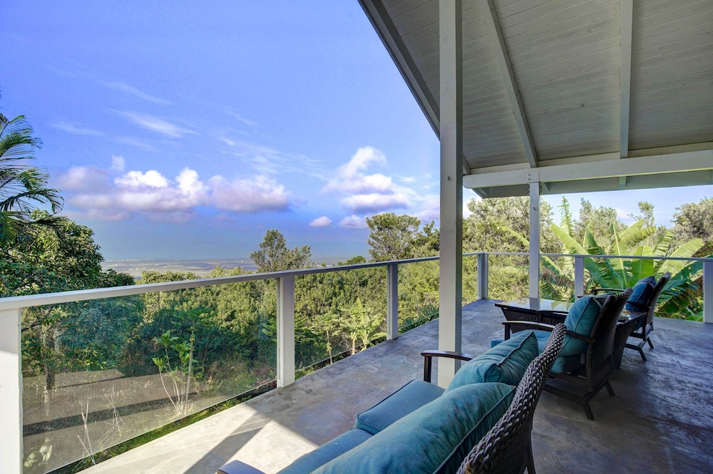 Kailua Kona House with Balcony and Ocean Views — 4-Star Luxury Hotel in Kailua-Kona, United States