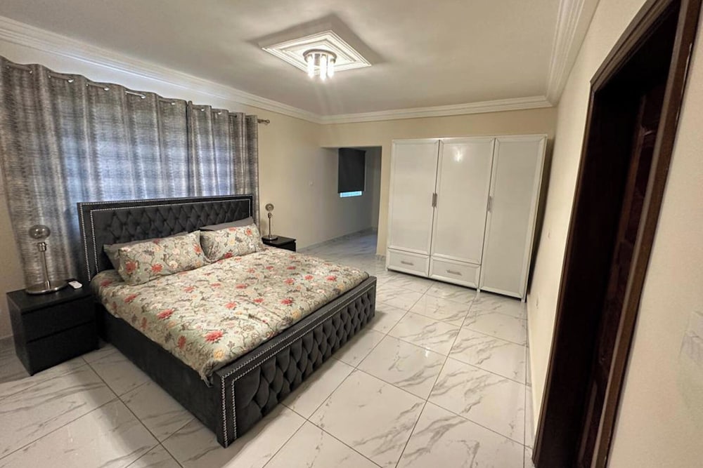 3 Bed Apartment Sleeps 6 Parking Patio Wifi — 4-Star Luxury Hotel in Freetown, Sierra Leone
