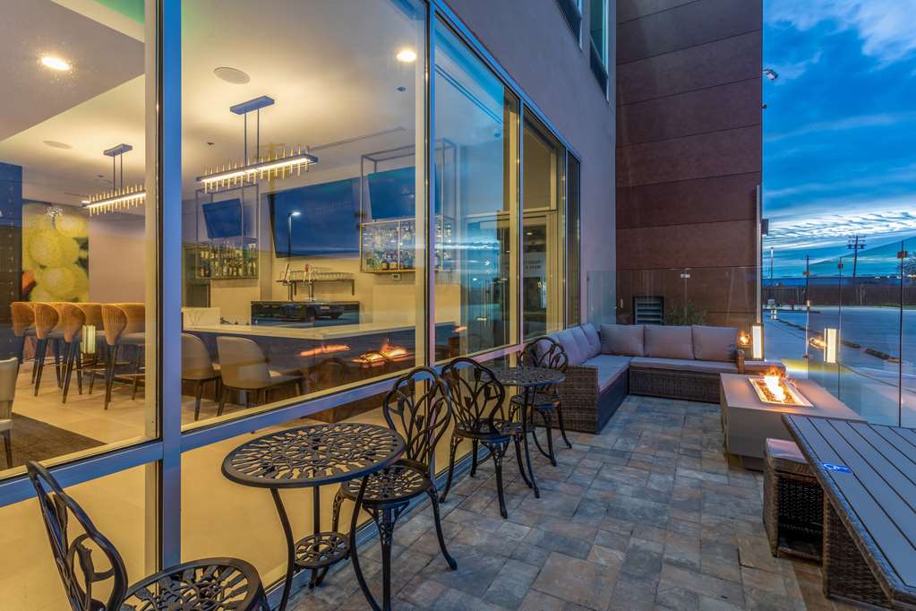 La Quinta Inn & Suites by Wyndham Galt Lodi North - photo 59