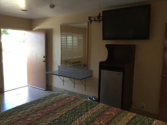 Foxy's Motor Inn on Florence & Hoover St - photo 13