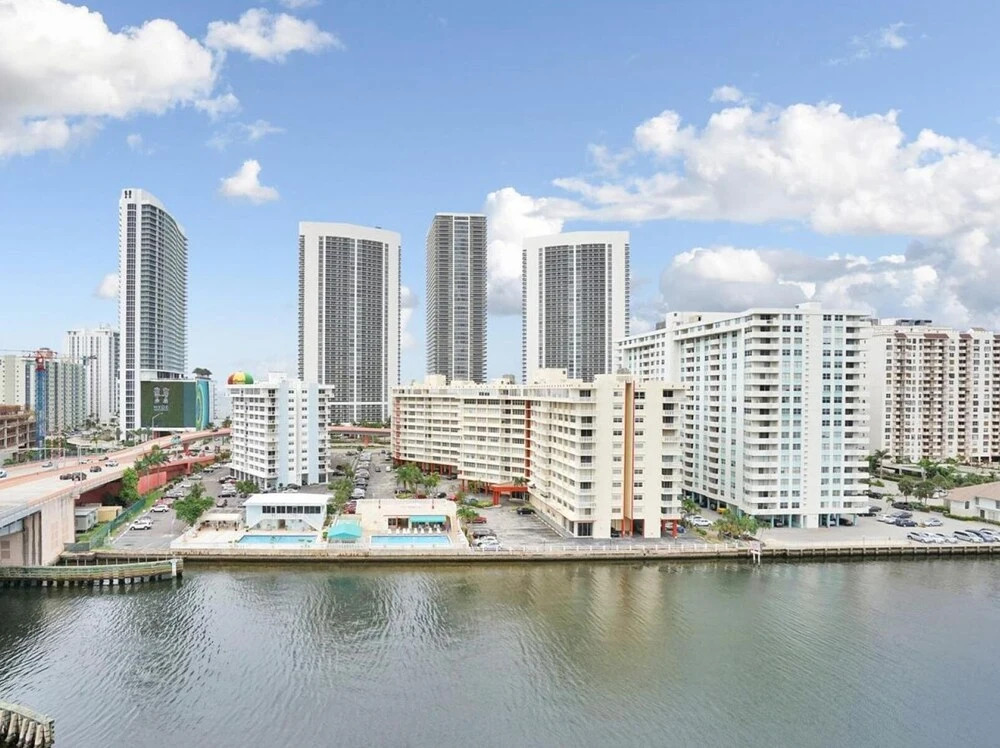 Incredible Bay View 3 Bed Private Floor Apt 1101 BW Resort Miami FL - photo 15