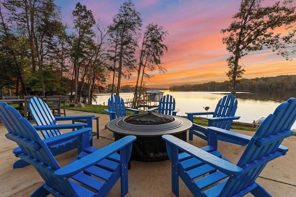 Sunset Pointe by Avantstay Waterfront Beach Fire Pit Sleeps 14 5bdr 4BA — hotel in Troutman