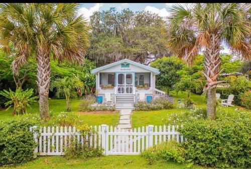 Charming 1935 Florida Cottage overlooking Lake Tulane — 4-Star Luxury Hotel in Avon Park, United States