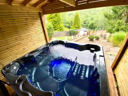 Lakeside View with Hot Tub — hotel in Abertillery