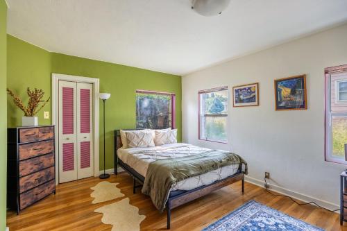 Cozy 2BR Home Near UNR with Large Deck & Parking