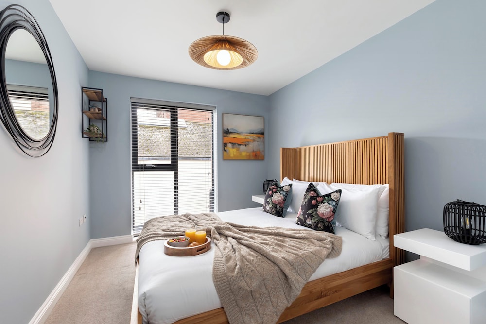 Beautiful 2 Bedroom Apartment With Parking in The Docks — 4-Star Luxury Hotel in Gloucester, United Kingdom