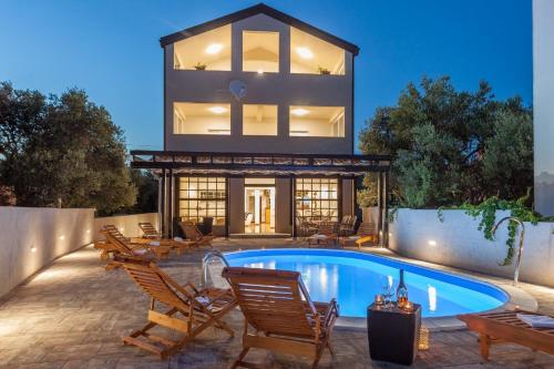 Amazing Villa Grande with swimming pool — 4-Star Luxury Hotel in Sveti Petar U Sumi, Croatia