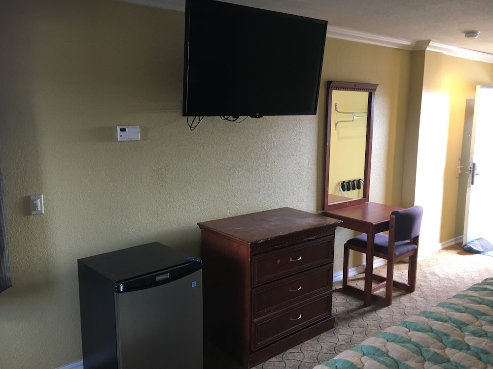 Bellflower Travel Inn - photo 19