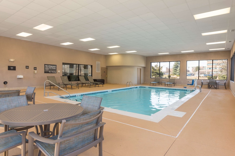 Hampton Inn East Lansing - photo 32