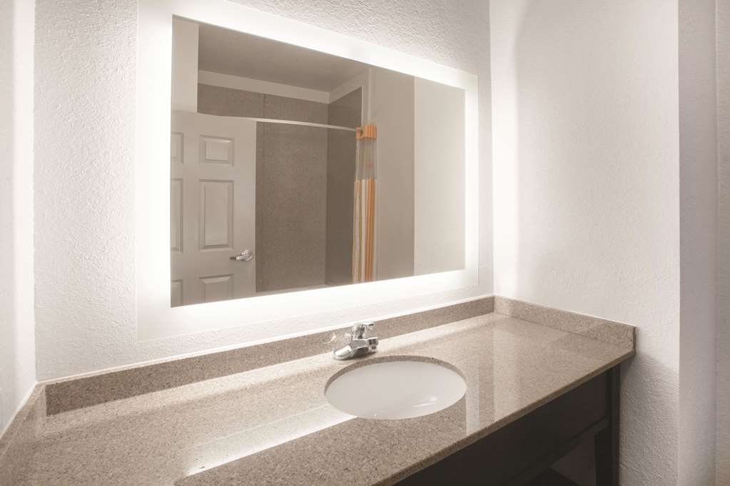 La Quinta Inn & Suites by Wyndham Mansfield TX - photo 27
