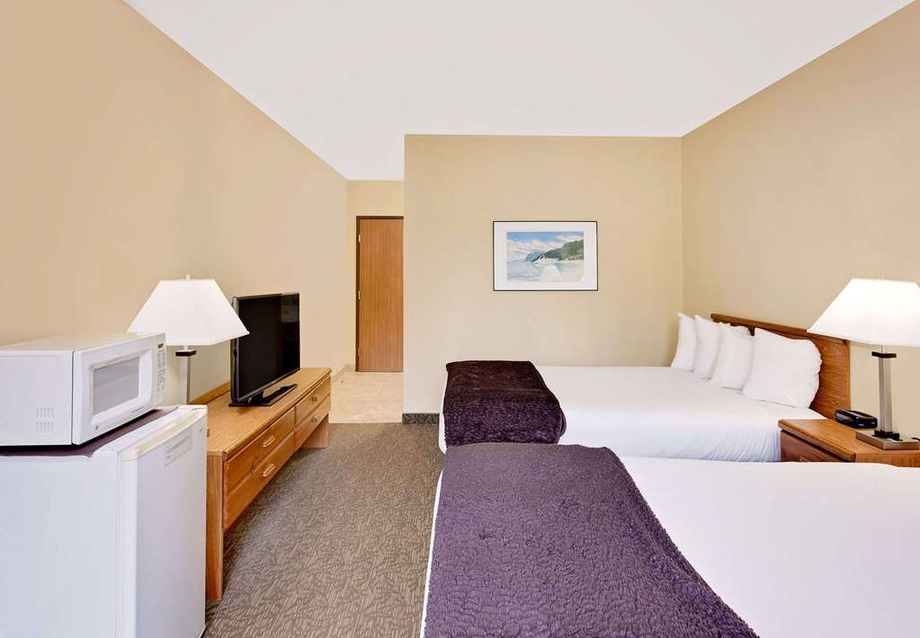 Days Inn by Wyndham Cadillac - photo 9