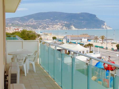 M340 Marcelli accogliente trilocale fronte mare con balcone — 4-Star Luxury Hotel in Marcelli, Italy