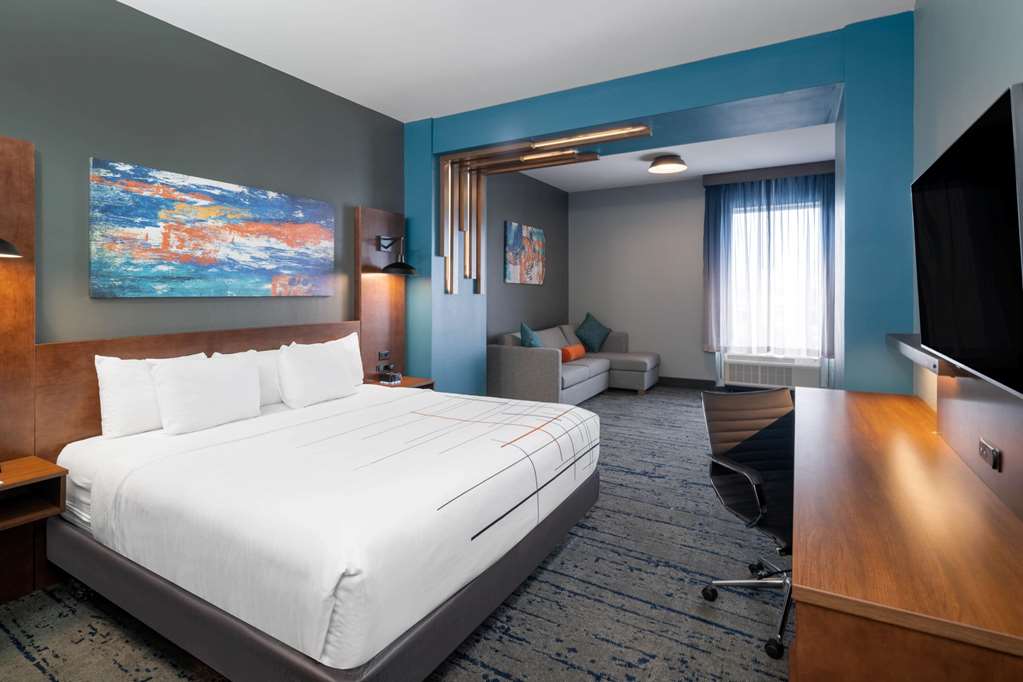 La Quinta Inn & Suites by Wyndham Louisville NE Old Henry Rd - photo 23