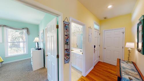 Beautiful 2BR 2BA Lakeside Villa with Lake Views — 4-Star Luxury Hotel in None, United States