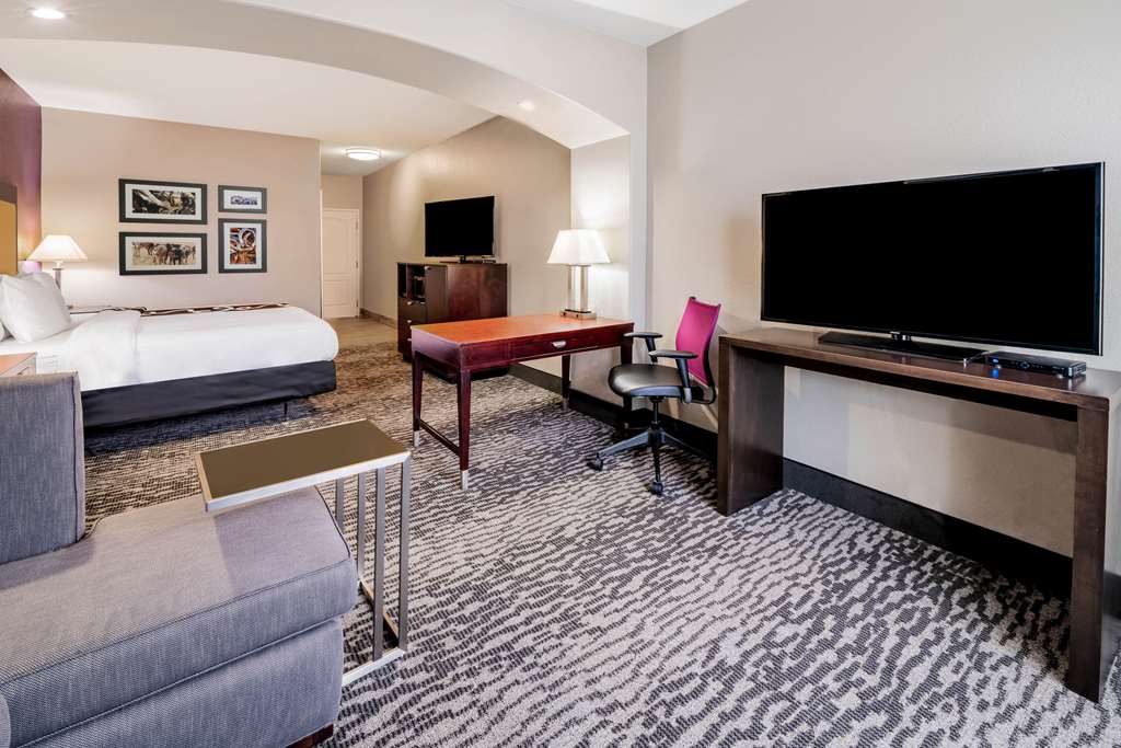 La Quinta Inn & Suites by Wyndham DFW Airport West Bedford - photo 23