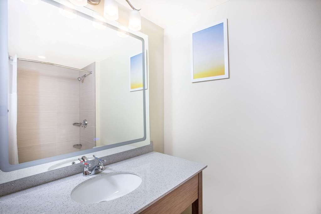 Days Inn & Suites by Wyndham Kearney - photo 11