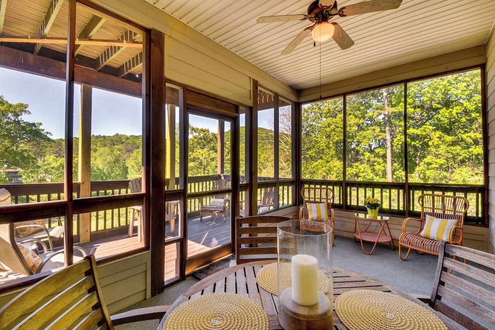 Balcony and Golf Course View Condo at Kingwood — 4-Star Luxury Hotel in Clayton, United States