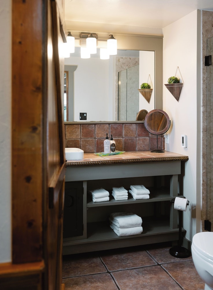 Highland Haven Creekside Inn - photo 136