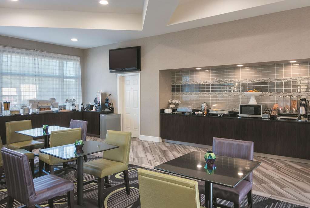 La Quinta Inn & Suites by Wyndham Orlando Airport - photo 65