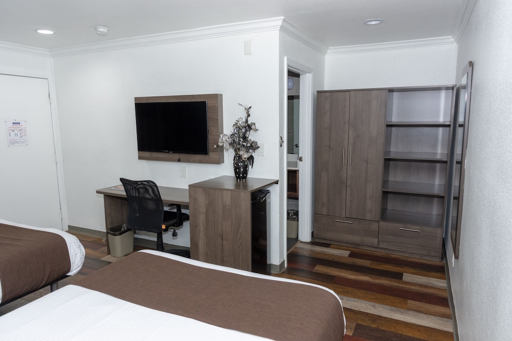 Value Inn Bellflower - photo 10