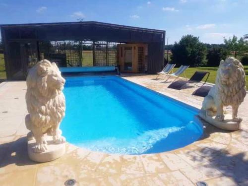 Villa élégante à Saint Clair d'Arcey avec piscine privée — 4-Star Luxury Hotel in Bernay, France